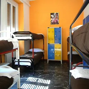 Hostel California, Milan